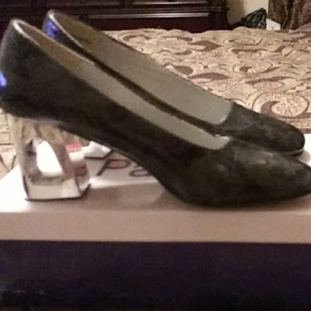 Shoes - Picture 4 of 4